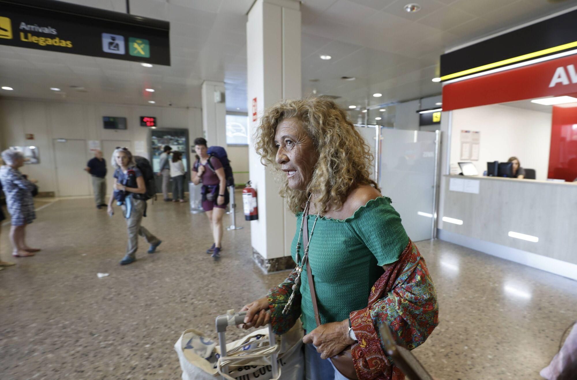 EN IMÁGENES: Llegada a Asturias del avión del Volotea que succionó a un hombre en el aeropuerto de Milán Bérgamo