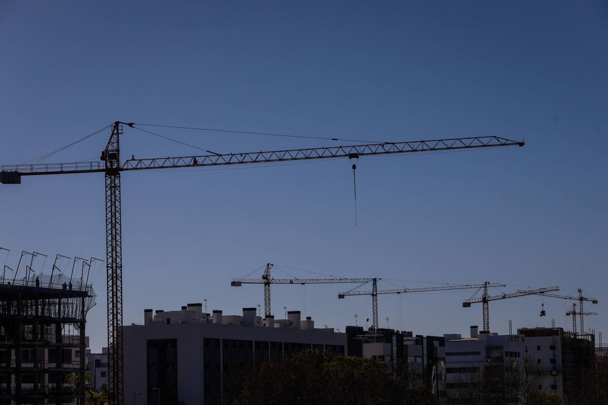 Córdoba. Viviendas de nueva construcción, obras, pisos, bloques. Huerta Santa Isabel