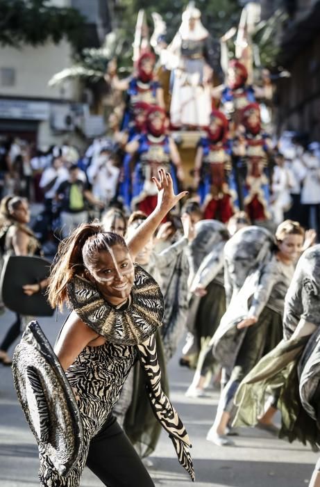 La filà Negros Kabileños asombra en su entrada en el barrio alicantino