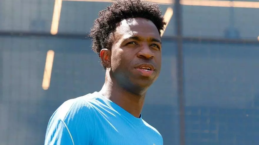 Vinícius Júnior comparece antes del debut de Brasil ante Marruecos en el Mundial