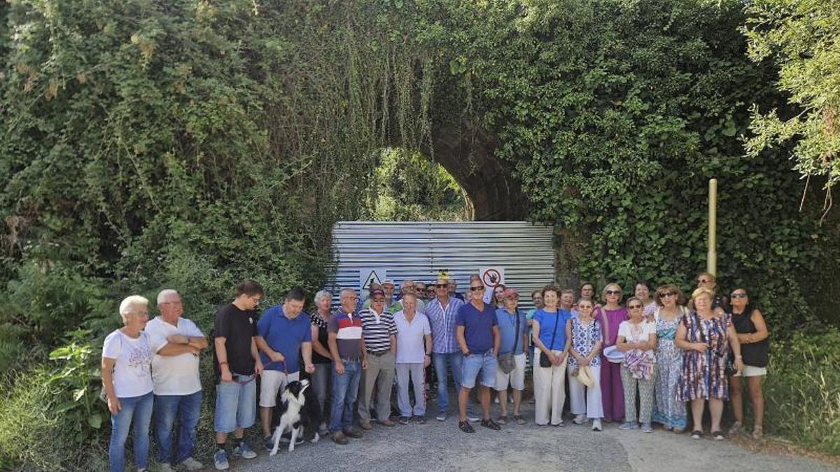 Vecinos de Canedo ante el paso  tapiado a la zona termal de Outariz
