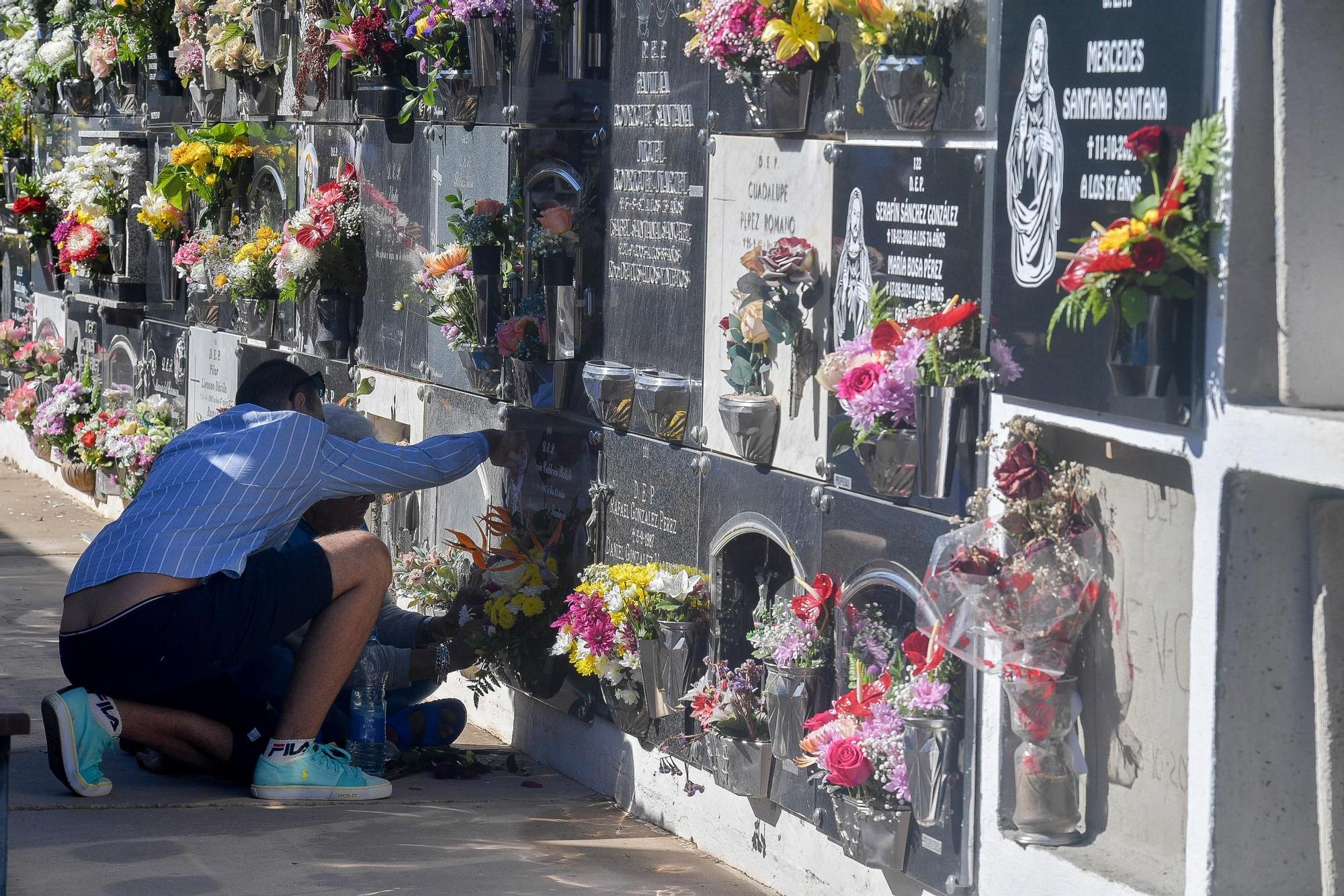 Día de Todos los Santos en cementerios de Gran Canaria