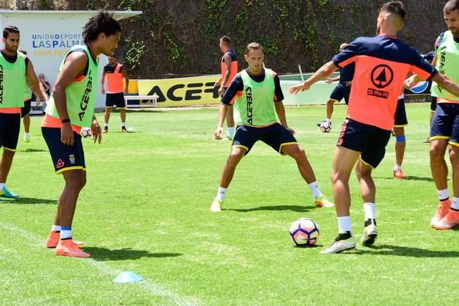 Entrenamiento de la UD Las Palmas en Barranco ...