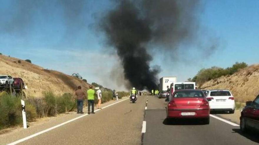 Columna de humo provocada por la colisión en la A-62.