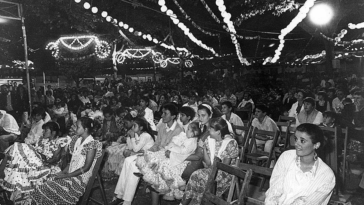 Todos atentos | Espectadores en la caseta municipal, durante una actuación, en la Feria de 1984. Todos muy pendientes, niños incluidos.