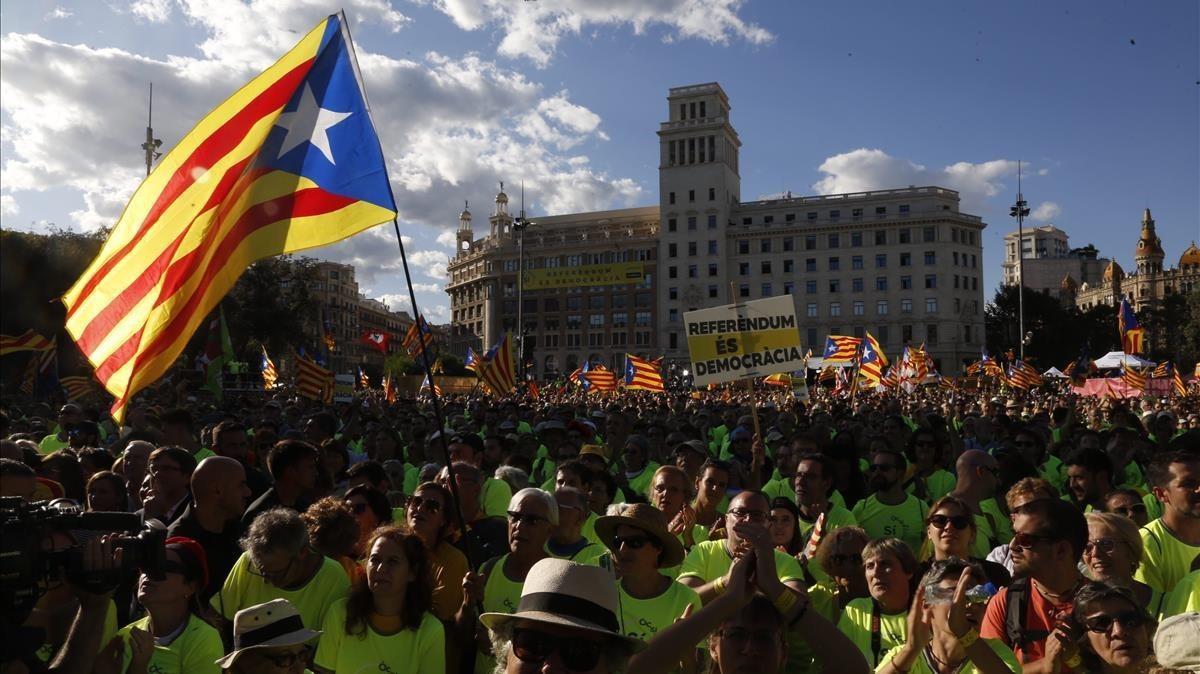 La plaça Catalunya llena de manifestantes.