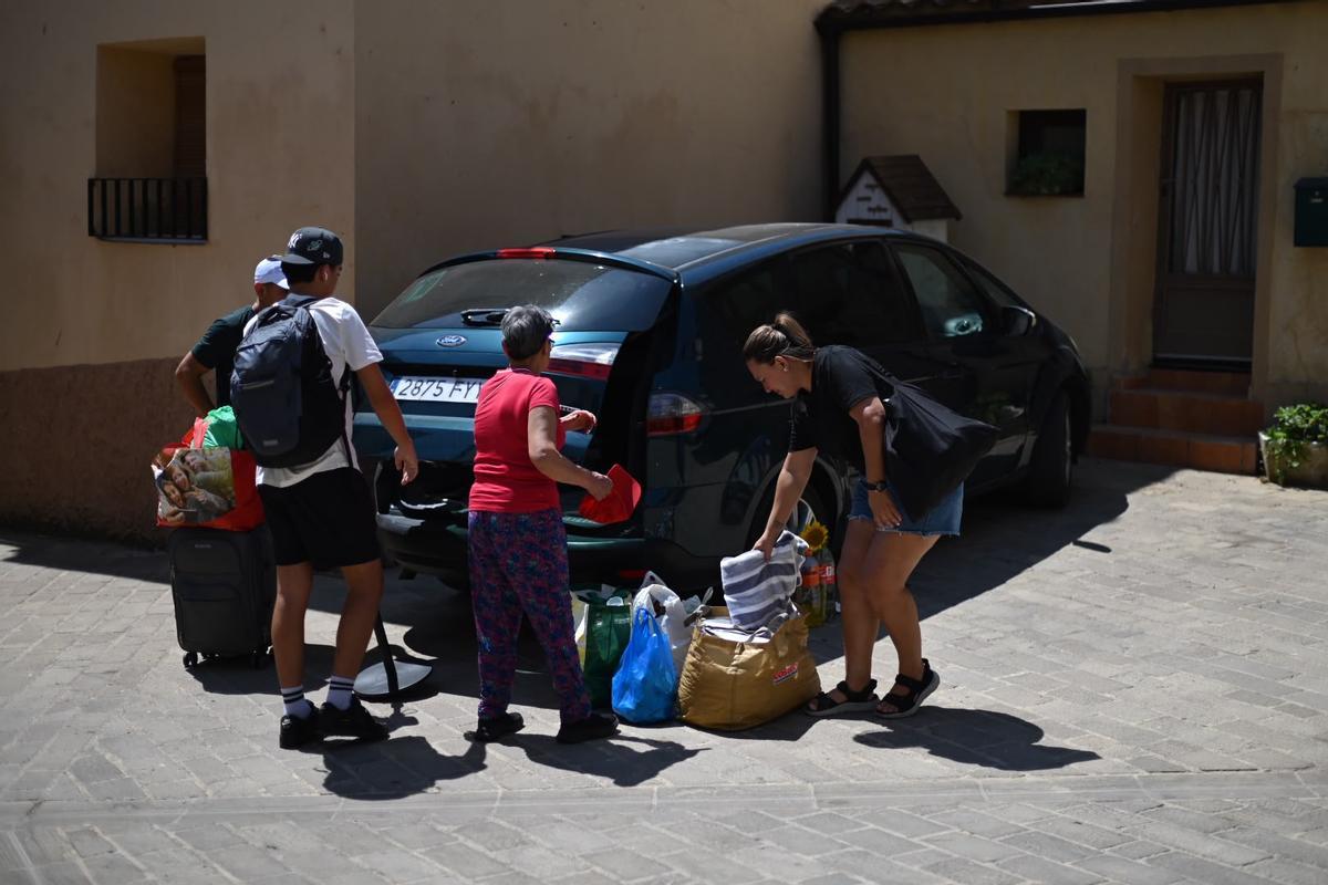 En imágenes I Los vecinos de Luesia vuelven a sus casas tras ser desalojados por el incendio de Orés