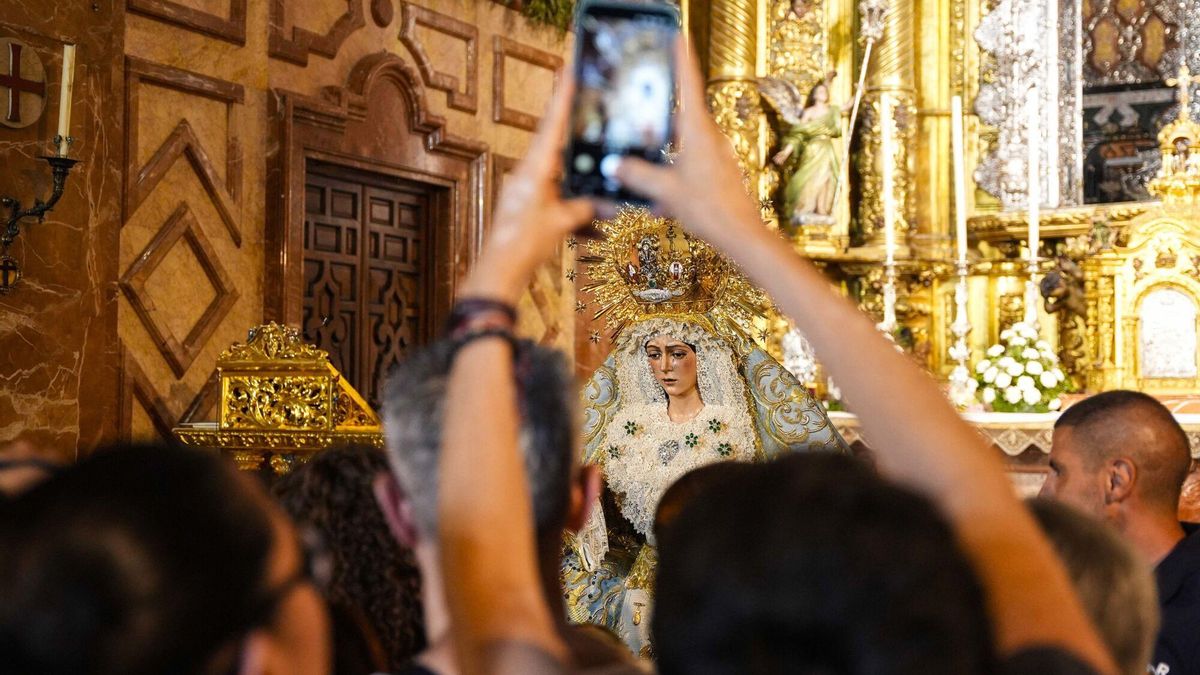Imágenes de la veneración de Nuestra Señora de la Esperanza Macarena tras la actuación de mantenimiento y conservación llevada a cabo por el profesor Arquillo y subsanada en parte horas después.