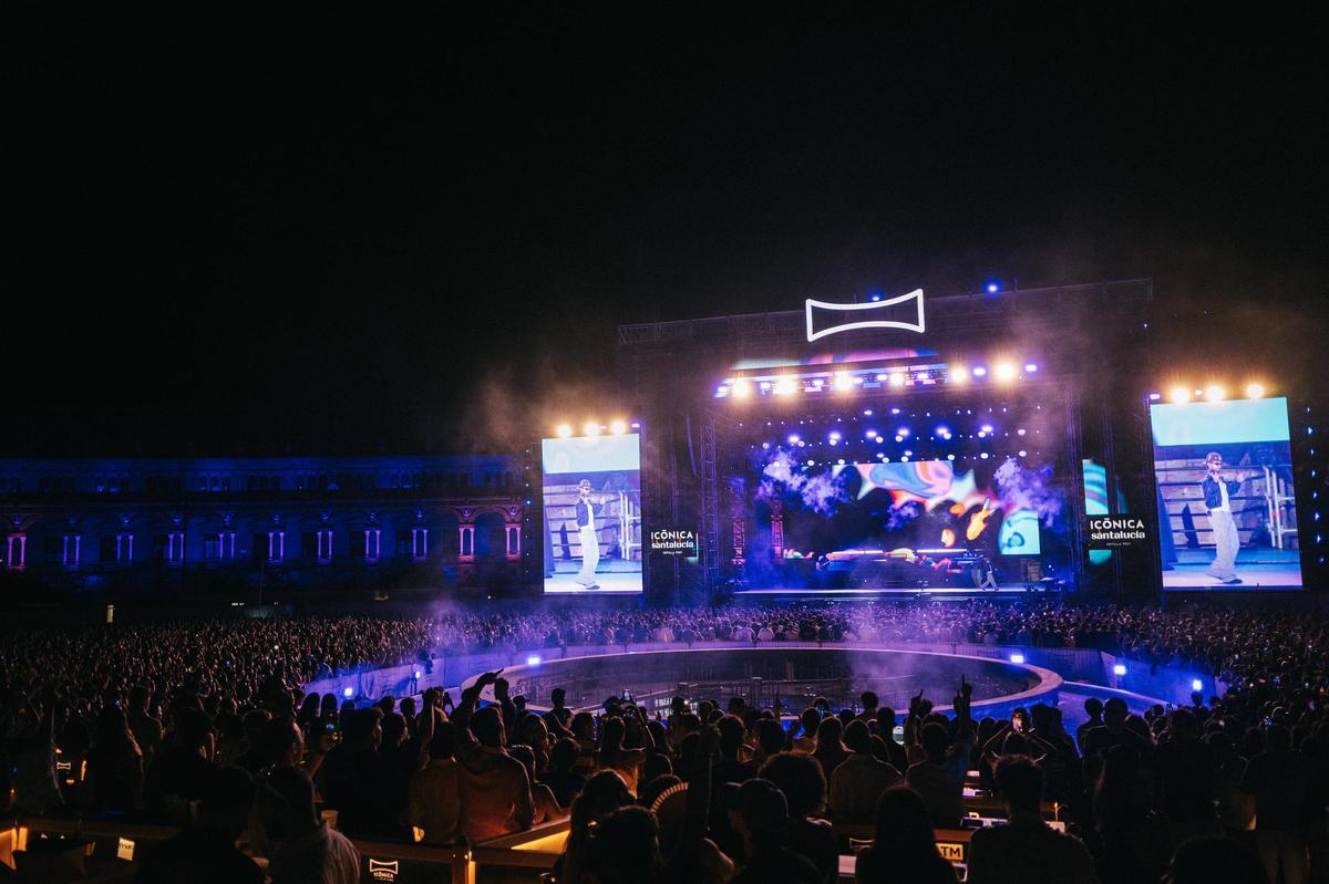 Mora sobre el escenario de Icónica Santalucía Sevilla Fest
