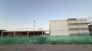 El derribo parcial del colegio de Puig de Ros avanza "a buen ritmo", entre la preocupación de la comunidad educativa
