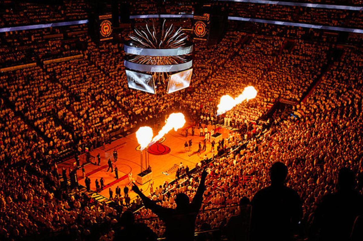 Aficionats expectants, abans del primer partit de la final de la Conferència Est de la NBA entre Boston Celtics i el Miami Heat, a Miami.