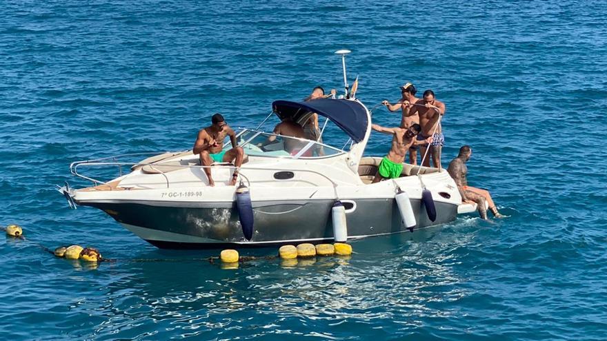 Las embarcaciones invaden de forma peligrosa la zona de baño en Anfi del Mar