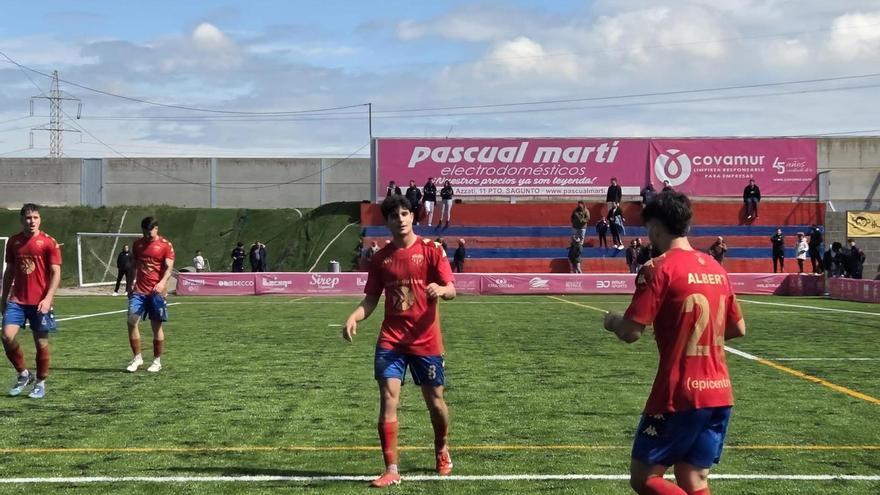 Jugadores del Saguntino en el campo.