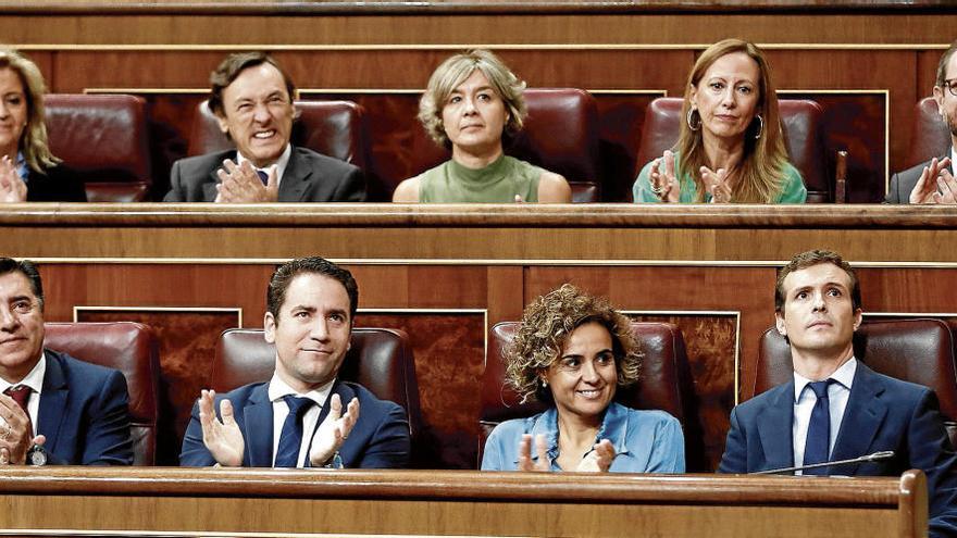 El presidente del PP, Pablo Casado (a la derecha, primera fila), ayer en el Congreso rodeado de sus colaboradores.