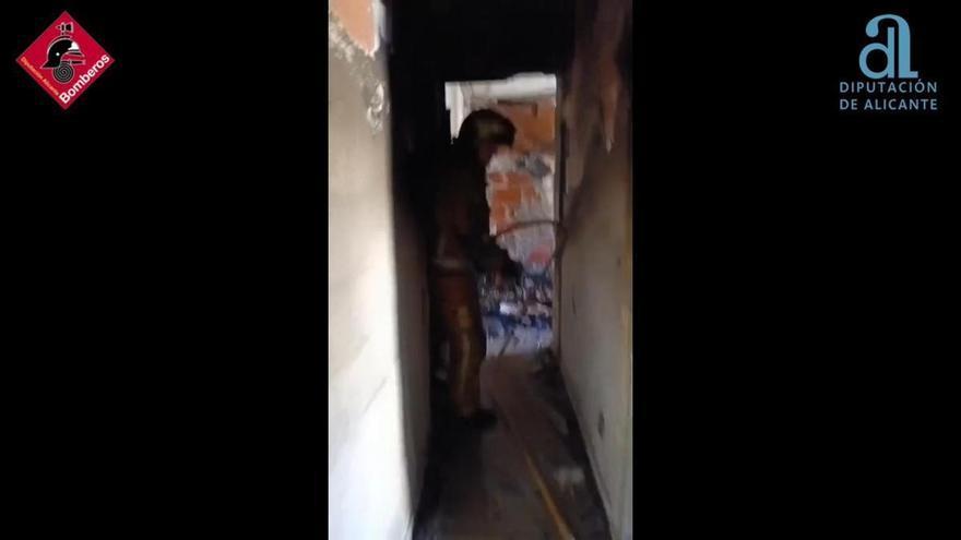 Un incendio en Elche obliga a evacuar un edificio y un perro termina muriendo por el humo