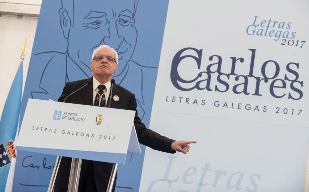 La institución rinde homenaje a Carlos Casares en una sesión extraordinaria celebrada en la localidad donde creció el escritor