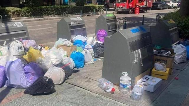 Basura acumulada en islas ecológicas de Marbella, el pasado verano. | L.O.