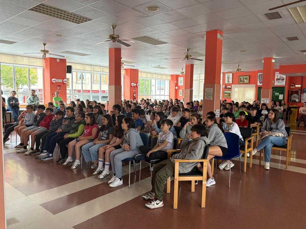 Los escolares asistentes a la presentación.