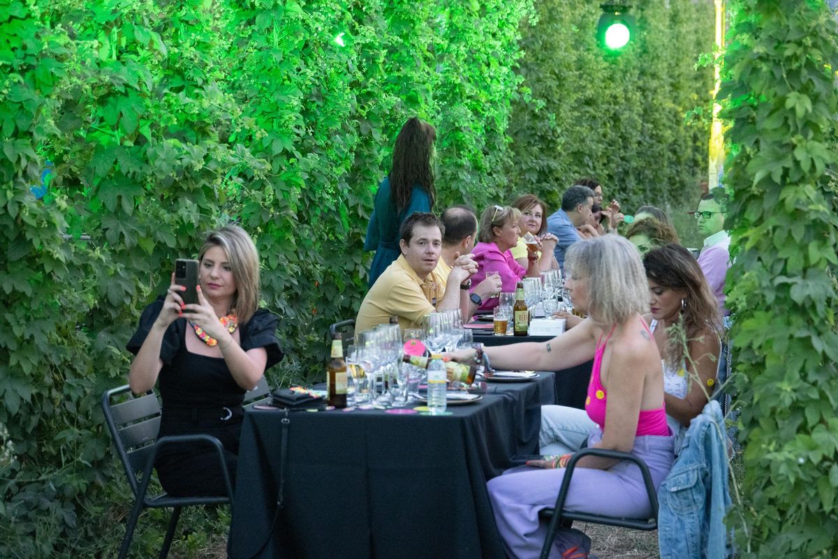 Cena experiencial en los campos de Lúpulo