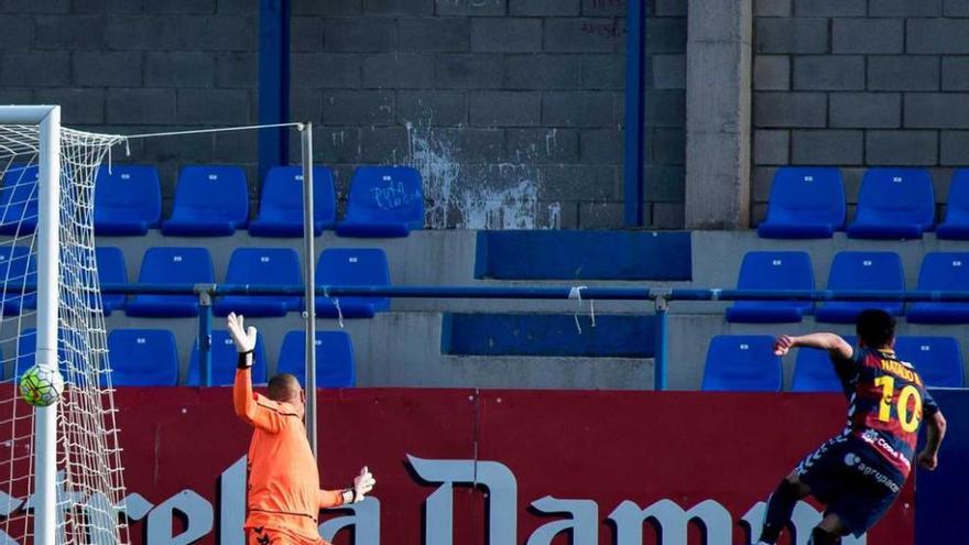 Natalio marca el primer gol del Llagostera.