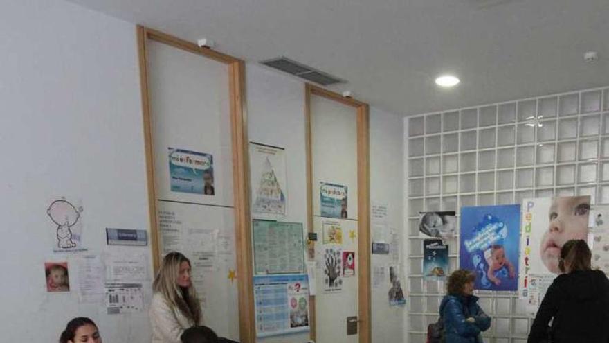 Sala de espera de pediatría del centro de salud de Puerta Nueva.