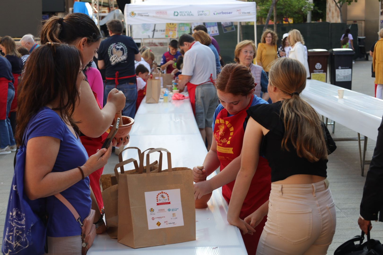 FOTOGALERÍA I Las imágenes de la Nit de la Xulla y del encuentro de elaboración de allioli de las fiestas de Vila-real