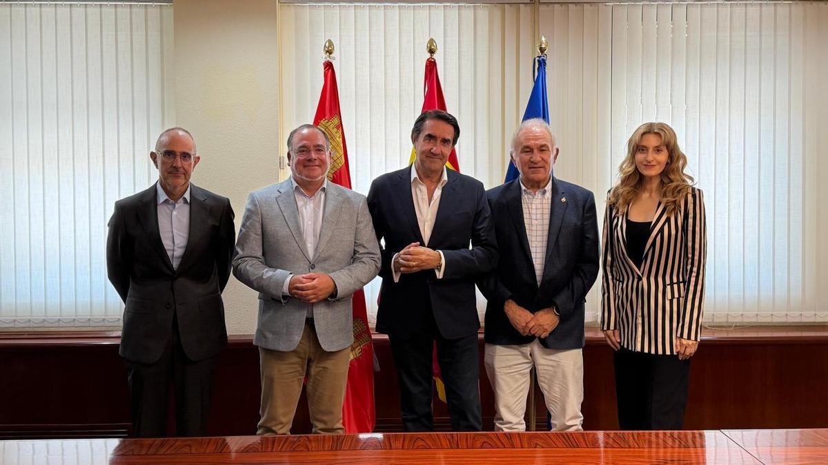 El consejero de Industria, Universidades, Empleo y Comercio, Juan Carlos Suárez-Quiñones, ha mantenido un encuentro con la Federación de Asociaciones de Empresas de Tecnologías de la Información, Comunicaciones y Electrónica de Castilla y León (Aetical)