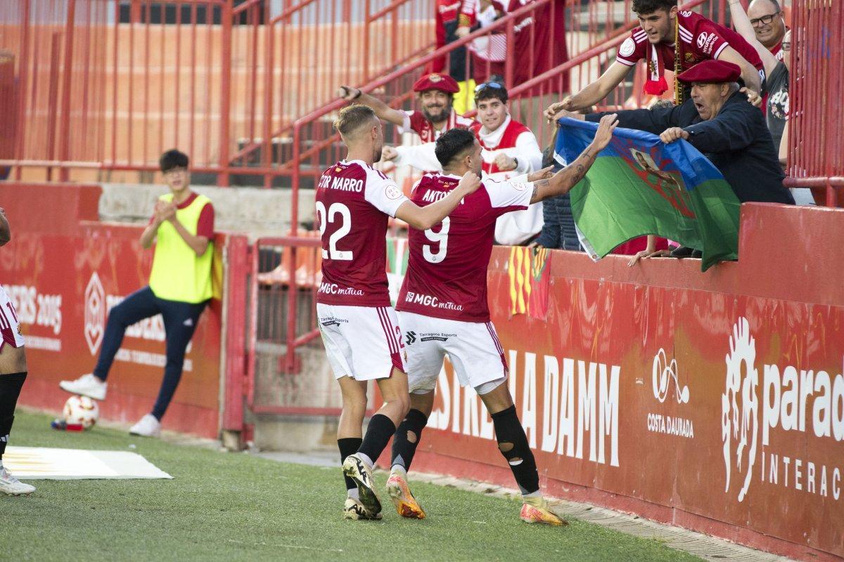 Celebración de un gol de Toñin Cortés en el Nàstic con Víctor Narro acudiendo a felicitarle.
