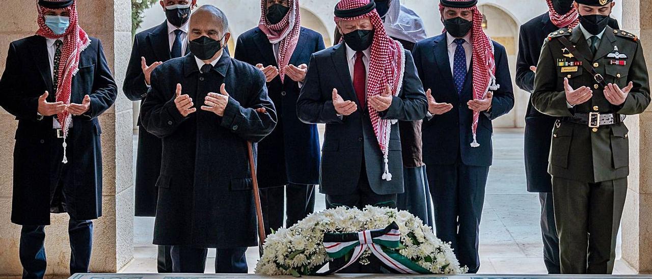 El antiguo heredero Hamza, a la izquierda, con mascarilla azul, reza junto al rey, en el centro, y otros miembros de la familia. | | CRJ