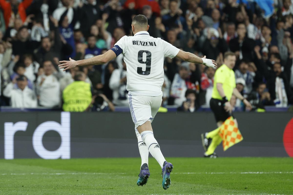 MADRID, 15/03/2023.- El delantero del Real Madrid Karim Benzemá celebra tras marcar ante el Liverpool, durante el partido de vuelta de los octavos de final de la Liga de Campeones que Real Madrid y Liverpool disputan este miércoles en el estadio Santiago Bernabéu, en Madrid. EFE/Juanjo Martín