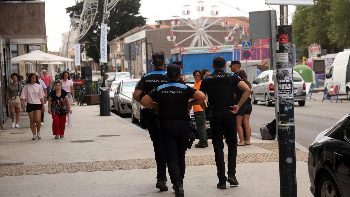 Agentes de la Policía Local patrullando en Cambados.