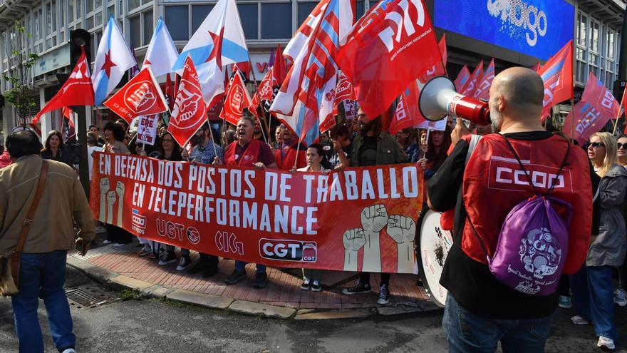 Personal de Teleperformance protesta por el ERE que afecta a 38 trabajadores en A Coruña