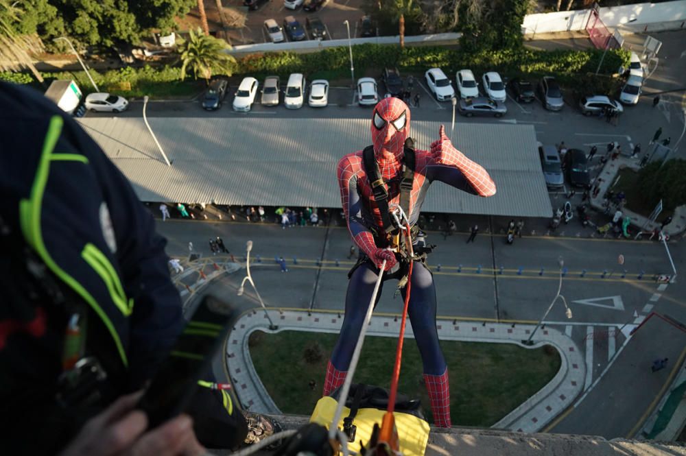 El Materno Infantil recibe la visita sorpresa de Spiderman