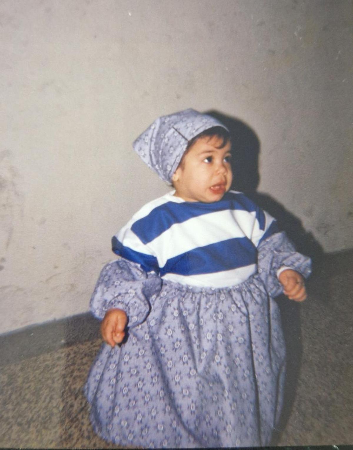 Iria Veiga, de pescantina, en su año de estreno con la comparsa, 1987