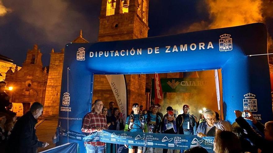 El diputado de Deportes da la salida de la Ultra Sanabria Glaciar Race en la Plaza Mayor de Puebla.