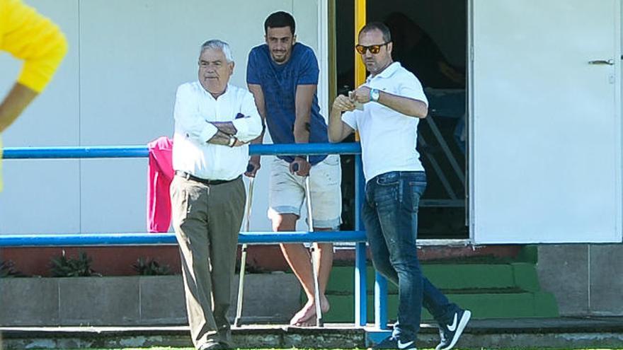 Hernán, con muletas, presencia la sesión de ayer junto con Luis Helguera y el padre del secretario técnico.