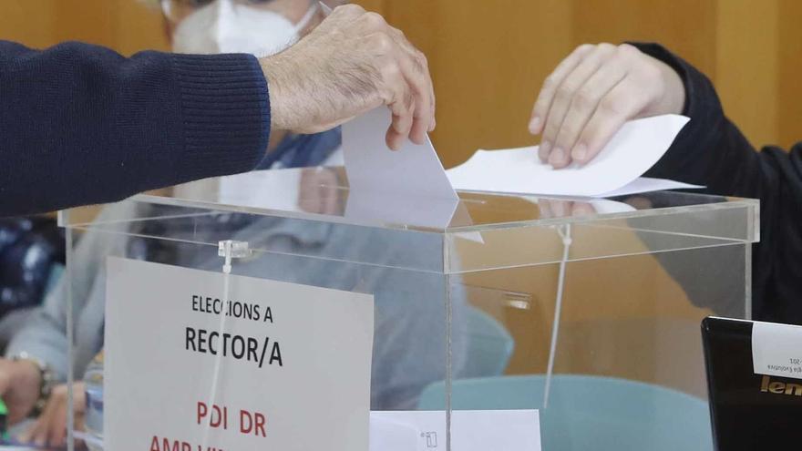 Una imagen de las últimas elecciones al rectorado de la UV, que fueron el 1 de marzo de 2022.