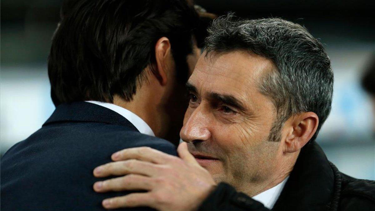 Solari y Valverde, en el momento de saludarse en el último Clásico