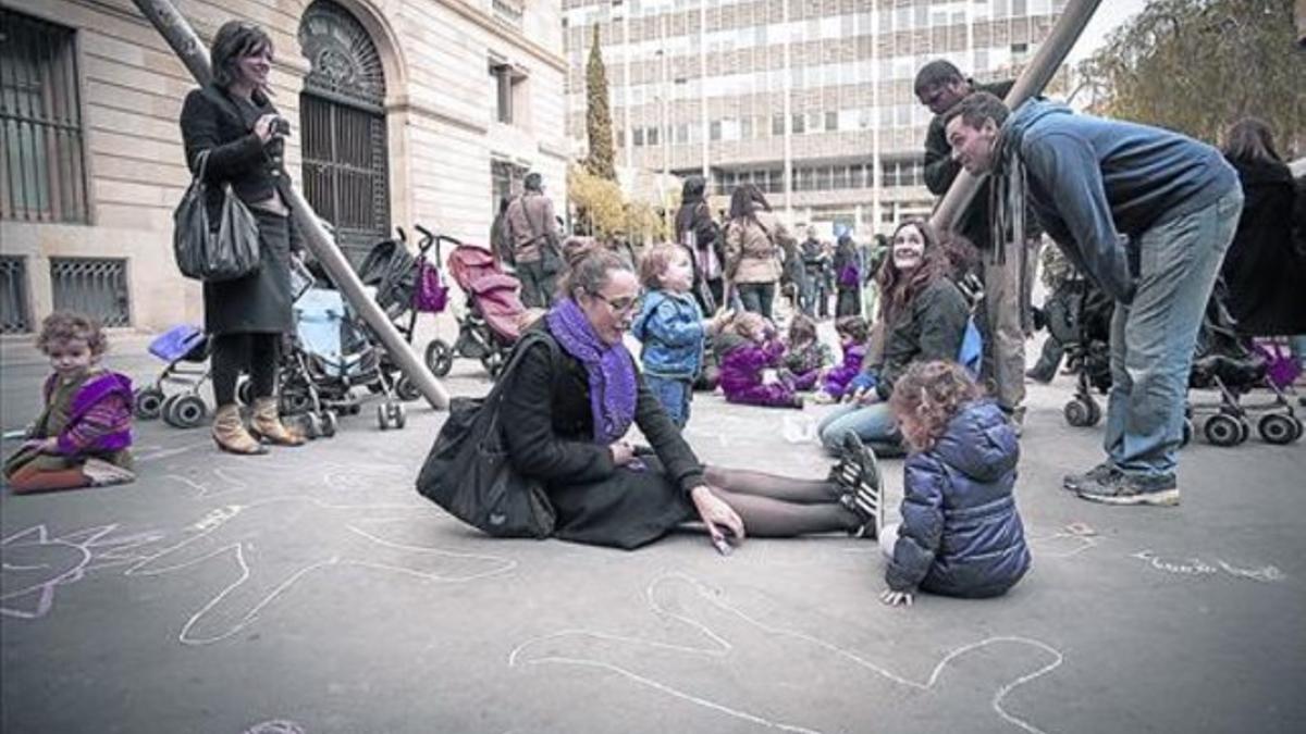 'Fem plaça' 8 Acción reivindicativa del espacio público para los ciudadanos, ayer por la tarde en el Gòtic.