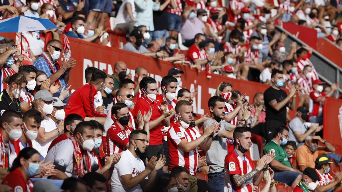 Aficionados rojiblancos en un encuentro en El Molinón este curso