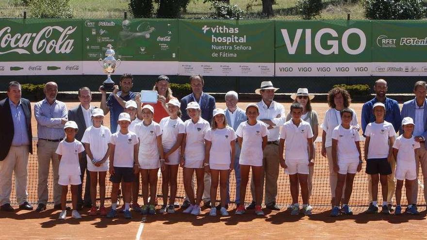 Los finalistas posan con las autoridades y los recogepelotas del torneo. // FDV