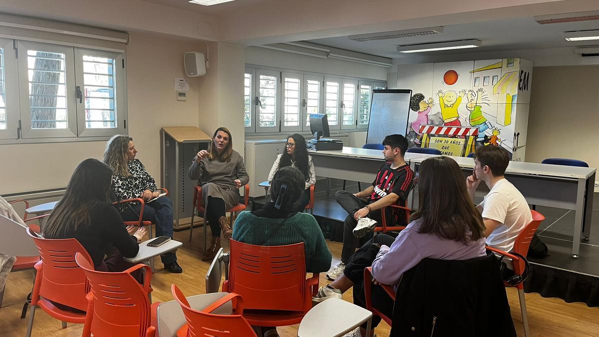 Estudiantes del grado de Logopedia durante su visita al ADI.