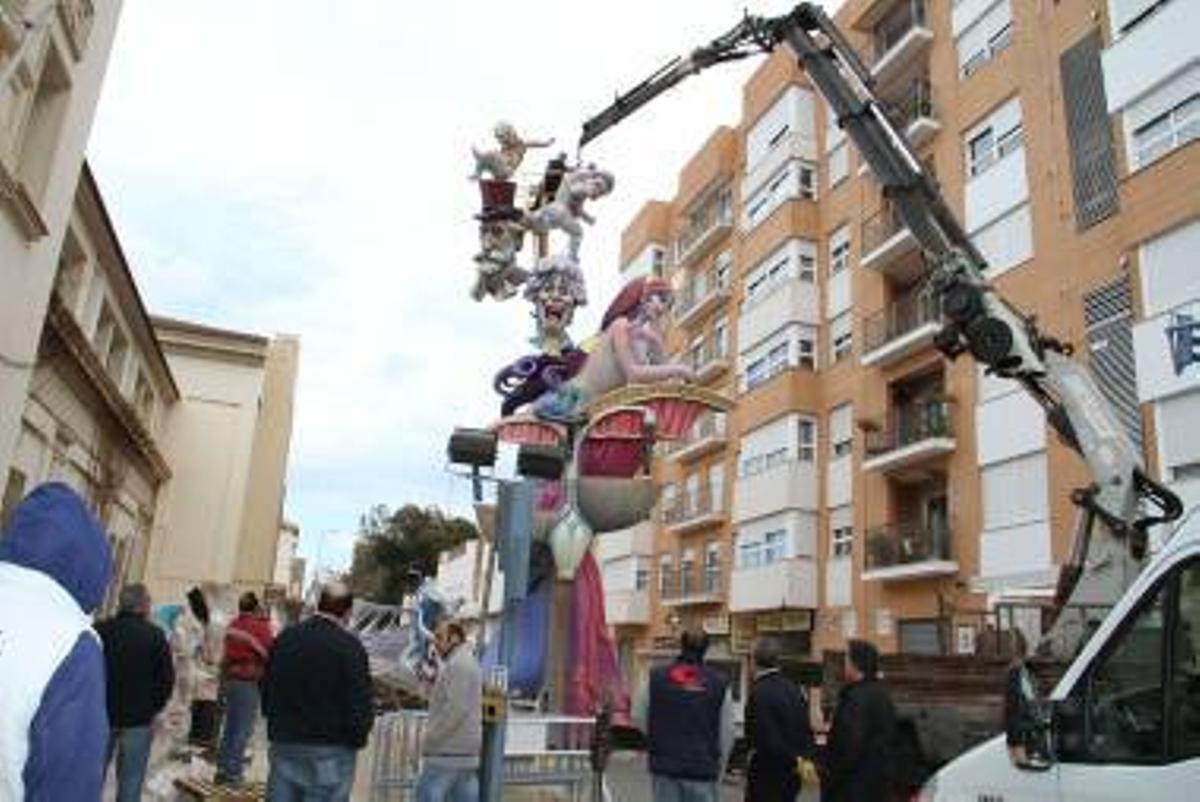 Galería fotos: Las comisiones falleras de Burriana sacan sus monumentos a la calle