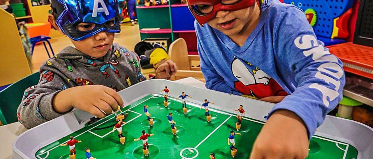 Niños jugando en la ludoteca del Instituto del Juguete en Ibi. | JUANI RUZ