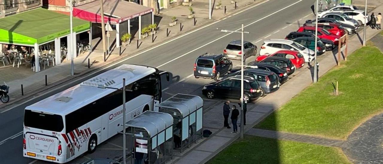 Control de drogas en paradas de autobús de Moaña, al conocerse una fiesta con ‘karkubi’.   | // FDV