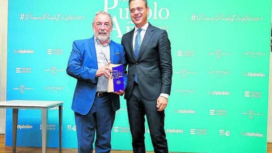 Rafael Guillamón, alcalde de Ricote, recibe el premio de manos de Marcos Ortuño.