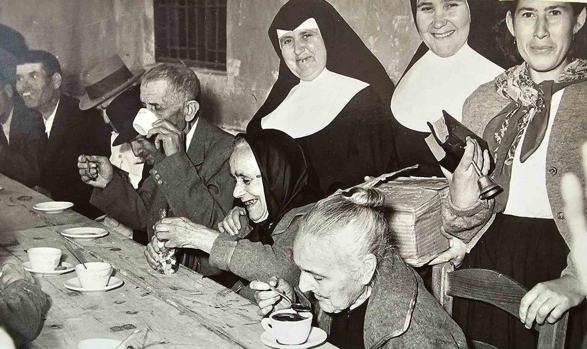 Ancianos del asilo tomando café en el santuario de la Virgen de la Sierra, en el año 1955.