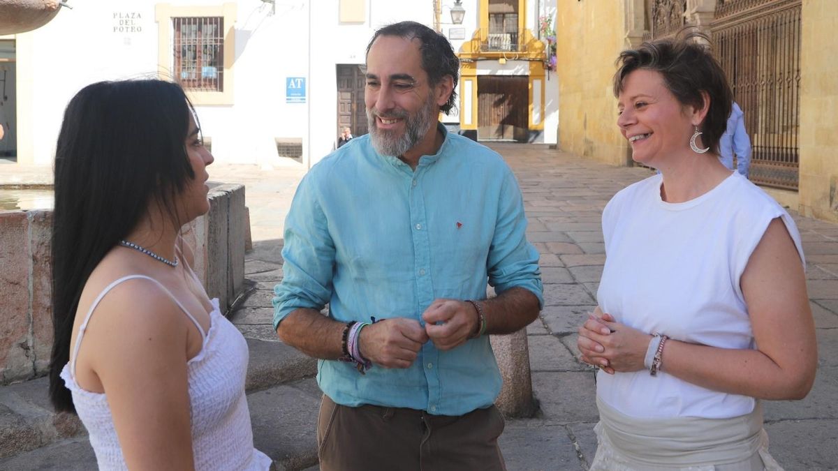 Juan Hidalgo junto a las candidatas de su lista Rocío Cruz y Raquel Arranz