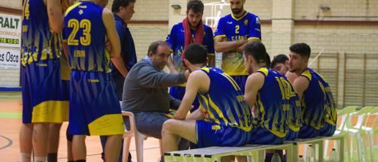 Jugadores del Guilén Group Alginet durante una charla técnica.