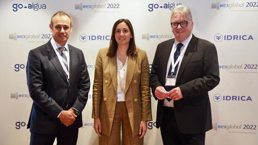 De izda a dcha Dionisio García, CEO de Global, Elisa Valia, edil del ciclo del Agua y Mark Baker, de Wex Global